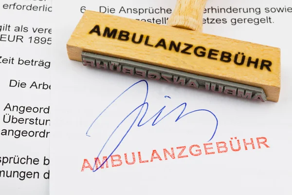 Belge üzerinde tahta ıstampayla: ambulans ücreti — Stok fotoğraf