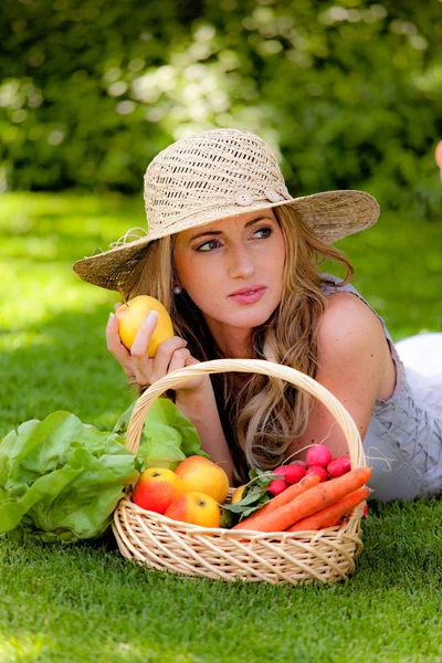 Frutta e verdura nel cesto con sua moglie — Foto Stock