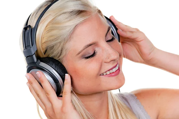 Γυναίκα με ακουστικά ακούγοντας μουσική — Φωτογραφία Αρχείου