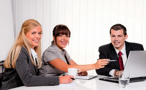 Succesvolle team tijdens een bijeenkomst in het kantoor — Stockfoto