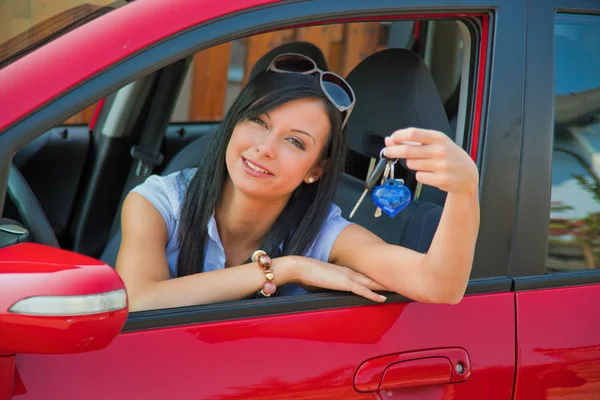 Mulher com carro novo e chaves do carro — Fotografia de Stock