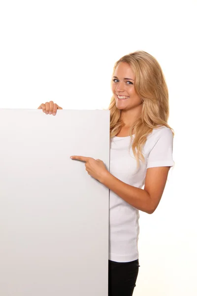 Kobieta z pustym plakat reklama otwarcia — Zdjęcie stockowe