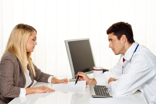 Paciente e médico conversando — Fotografia de Stock
