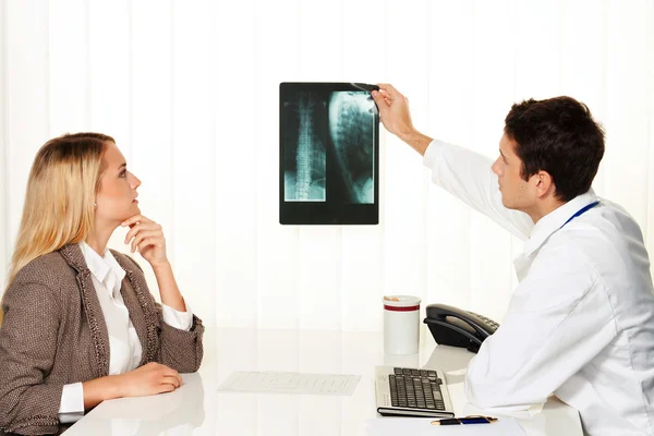 Paciente y médico hablando — Foto de Stock