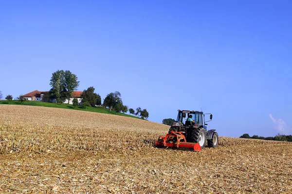 Farmer with tractor on field — Stockfoto