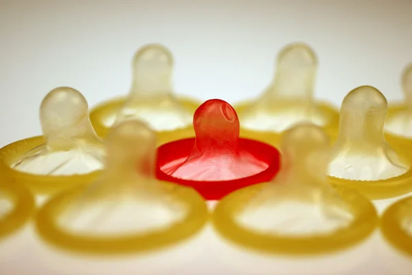 Красочные презервативы на белом фоне — стоковое фото