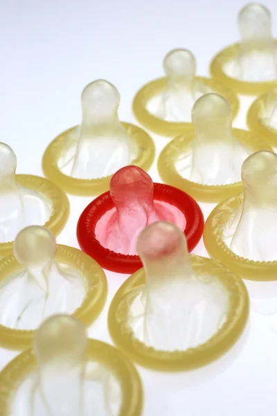 Beyaz arkaplanda izole edilmiş renkli prezervatifler — Stok fotoğraf