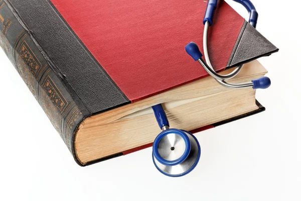 Lo stetoscopio è un libro medico — Foto Stock