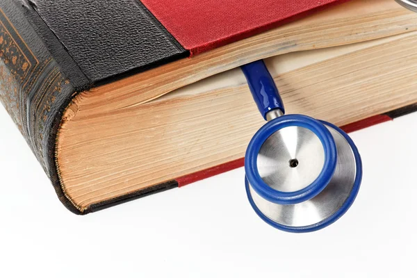 Le stéthoscope est un livre médical — Photo