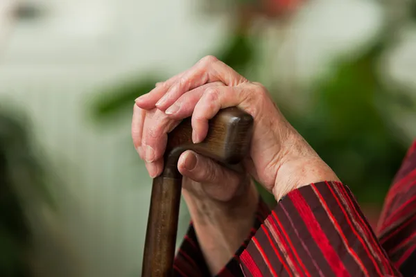 Άτομα με ειδικές ανάγκες ηλικιωμένη γυναίκα με το βάδισμα από ζαχαροκάλαμο — Φωτογραφία Αρχείου