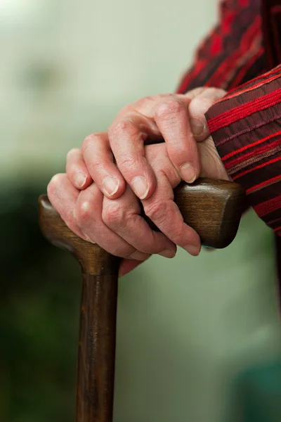 Άτομα με ειδικές ανάγκες ηλικιωμένη γυναίκα με το βάδισμα από ζαχαροκάλαμο — Φωτογραφία Αρχείου