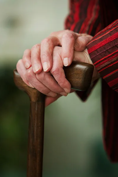 Mujer anciana discapacitada con bastón — Foto de Stock