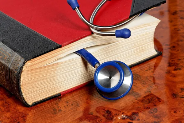 Stethoskop ist ein medizinisches Buch — Stockfoto