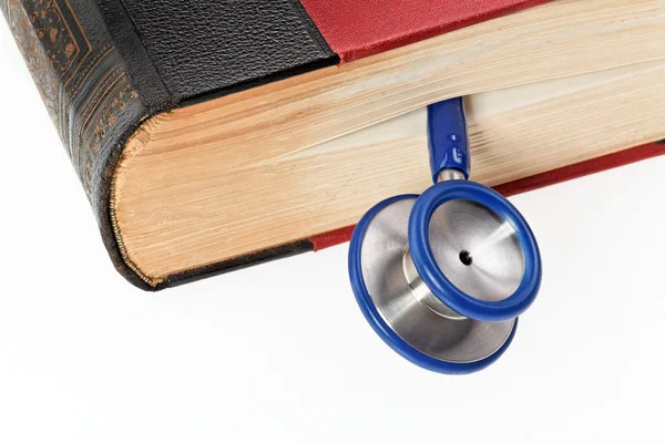 Stethoskop ist ein medizinisches Buch — Stockfoto