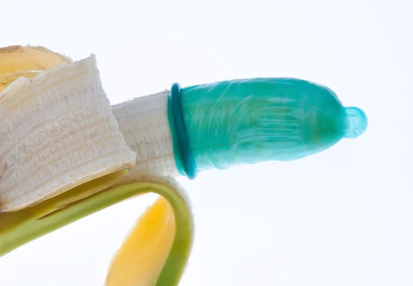 Kondom med banan. ikonen för förebyggande och aids. — Stockfoto