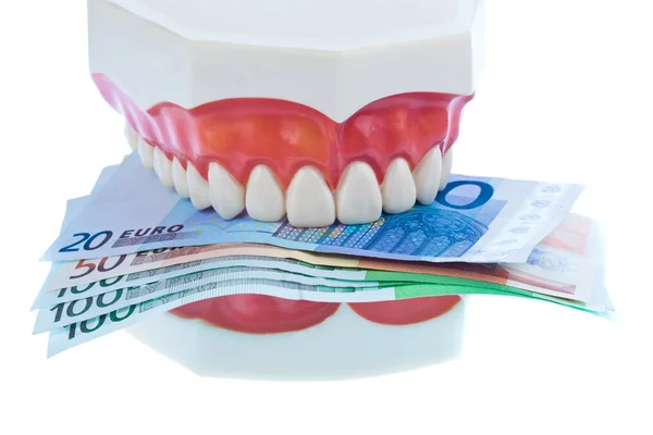 Модель зубов с банкнотами евро — стоковое фото