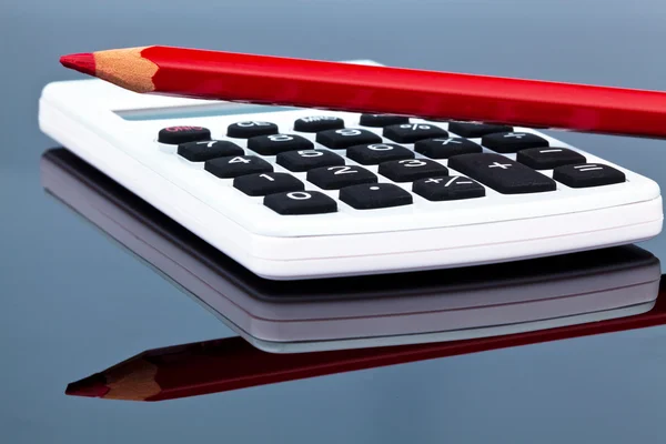 Červená tužka a kalkulačka — Stock fotografie