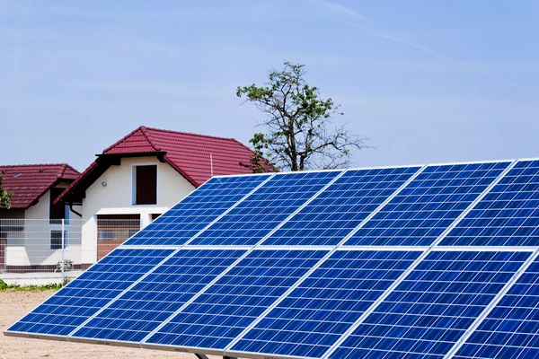 Energía solar alternativa. central de energía solar . — Foto de Stock