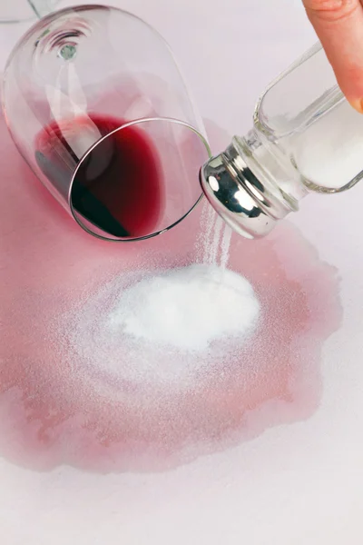 Rode wijn vlekken. glas rode wijn en zout — Stockfoto