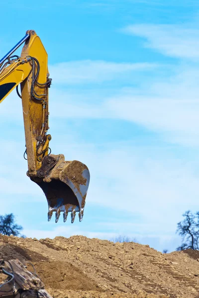 Grävmaskiner i arbetet på byggarbetsplatsen — Stockfoto