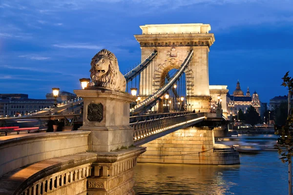Hongarije, Boedapest, keten slippen. stadsgezicht — Stockfoto