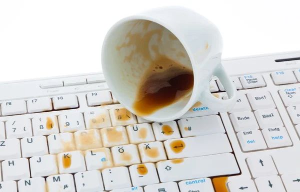 Kaffekopp på datorns tangentbord — Stockfoto