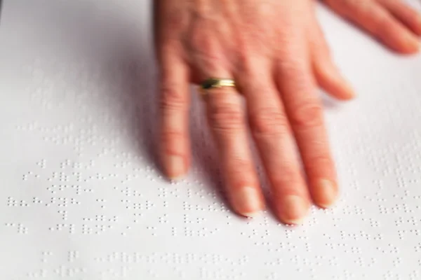 Braillovo písmo a prst. — Stock fotografie