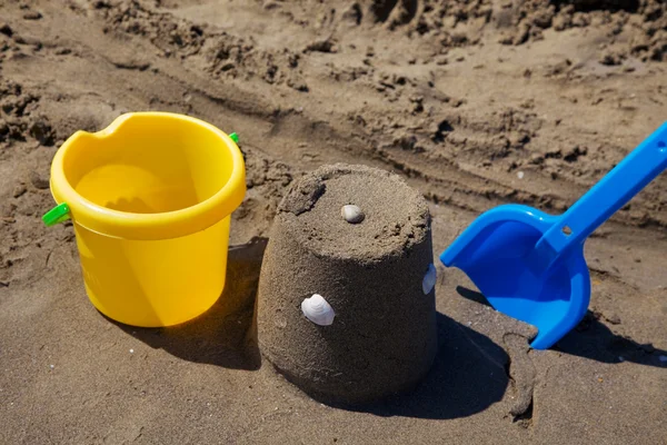 Zand speelgoed op het strand — Stockfoto