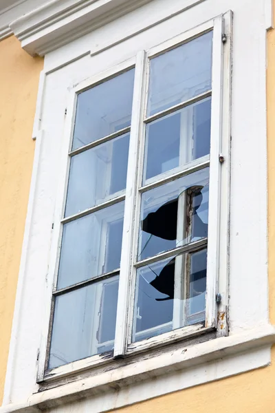Fensterscheibe eingeschlagen — Stockfoto