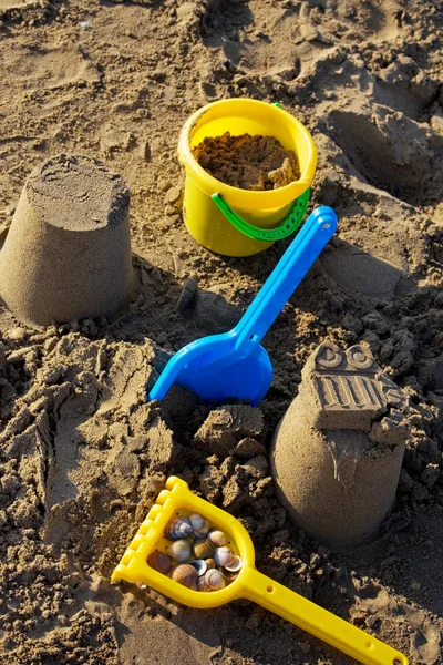 Zand speelgoed op het strand — Stockfoto