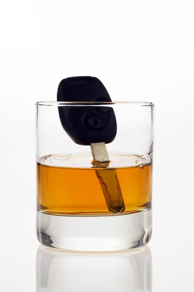 Car keys and glass with alcohol — Stock Photo, Image