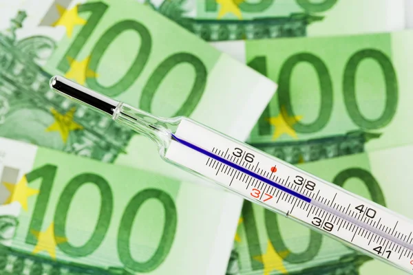 Dinheiro e termómetro em euros — Fotografia de Stock