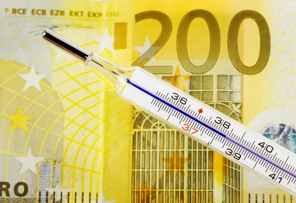 Dinheiro e termómetro em euros — Fotografia de Stock