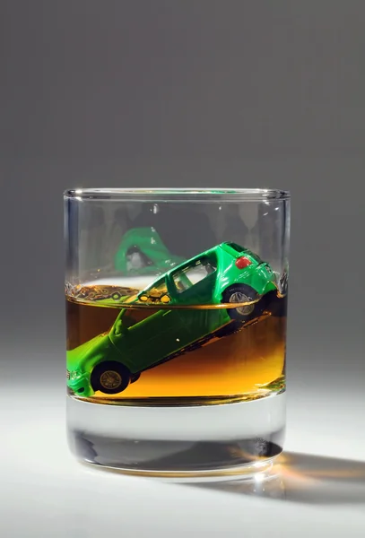 Llaves de coche y vidrio con alcohol — Foto de Stock