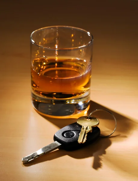 Arabanın anahtarlarını ve bardak alkol ile — Stok fotoğraf