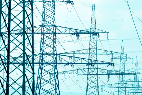 Una linea elettrica del palo di potere — Foto Stock