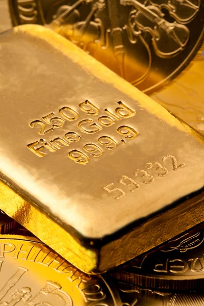 Investition in echtes Gold als Goldbarren — Stockfoto