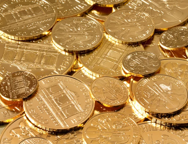 Inversión en oro real que monedas de oro — Foto de Stock