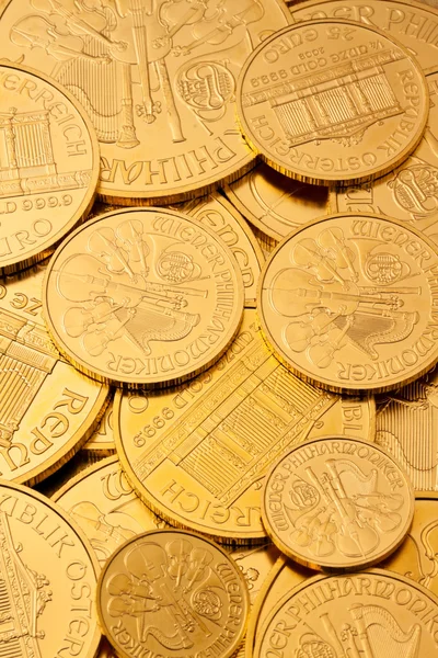 Inwestycji w prawdziwego złota niż złote monety — Zdjęcie stockowe