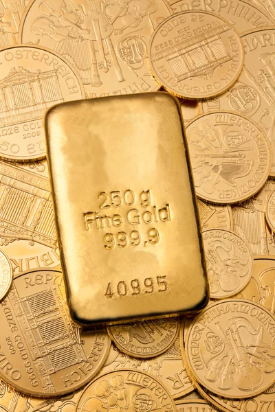 Інвестиції в реальне золото, ніж золоті злитки — стокове фото