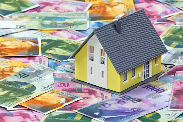 Schweiziska franc och modell hus — Stockfoto