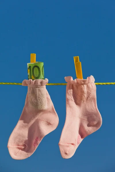 Dětské ponožky na prádelní šňůru s euro — Stock fotografie