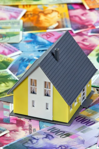 Svájci frank és a modell ház — Stock Fotó