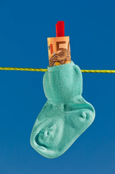 Dětské ponožky na prádelní šňůru s euro — Stock fotografie