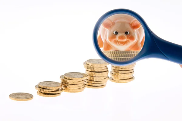 Pilhas de moedas de banco porquinho com moedas de euro — Fotografia de Stock