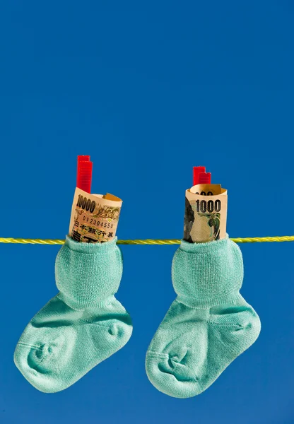 Baby strumpor på klädstreck med yen — Stockfoto