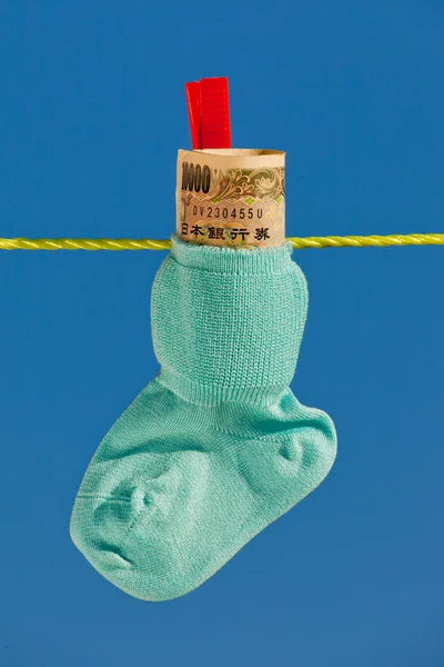 Baby sokken op waslijn met yen — Stockfoto