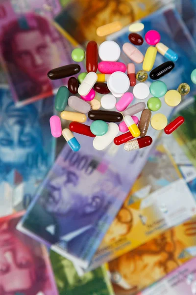 Швейцарский франк и таблетки — стоковое фото