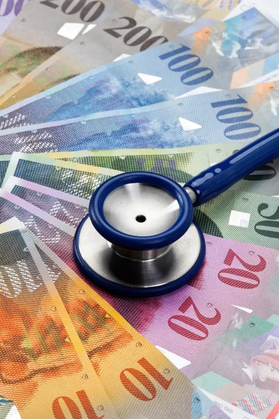Затраты на здоровье с швейцарскими франками — стоковое фото