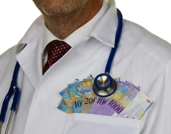 Médico com notas de francos suíços — Fotografia de Stock